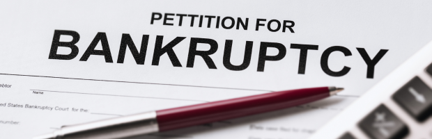 倒産手続き書類とペン