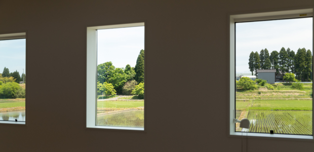 景色を望む窓のある部屋