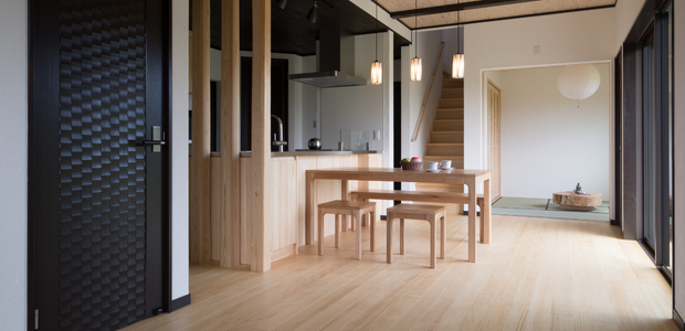 モダンな木製ダイニングテーブルと椅子