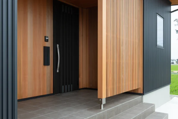 現代的な木目調玄関と黒いドア