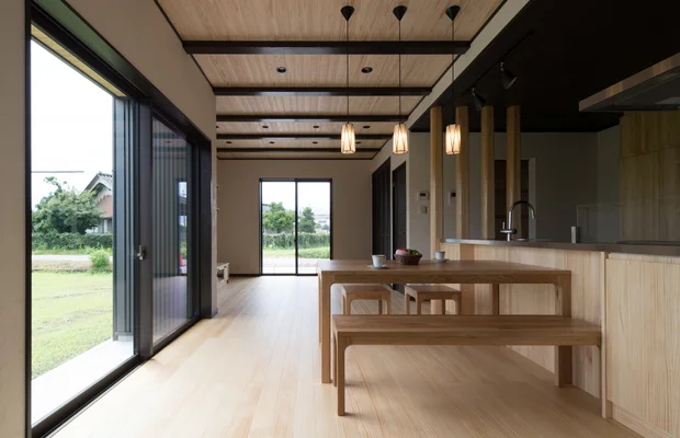 自然素材の家の写真。床：杉無垢材で壁は天然素材の塗り壁。魁皇的な窓が印象的な家です。